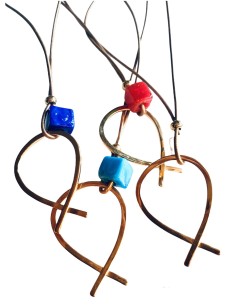 Χειροποίητο γυναικείο επίχρυσο κολιέ ψαράκι, δεμένο σε δερμάτινο κορδόνι με χρωματιστό κύβο από σμάλτο Salty