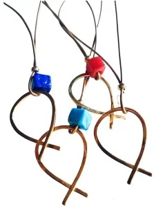 Χειροποίητο γυναικείο επίχρυσο κολιέ ψαράκι, δεμένο σε δερμάτινο κορδόνι με χρωματιστό κύβο από σμάλτο Salty