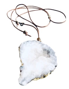 Χειροποίητο γυναικείο κολιέ με ακατέργαστη πέτρα Αχάτη σε δερμάτινο κορδόνι  Jodi