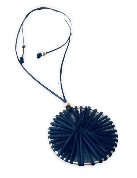 Χειροποίητο κρεμαστό στοιχείο σε μαύρο χρώμα δεμένο σε γυαλιστερό κορδόνι με αυξομείωση και διακοσμητικές επίχρυσες μπίλιες