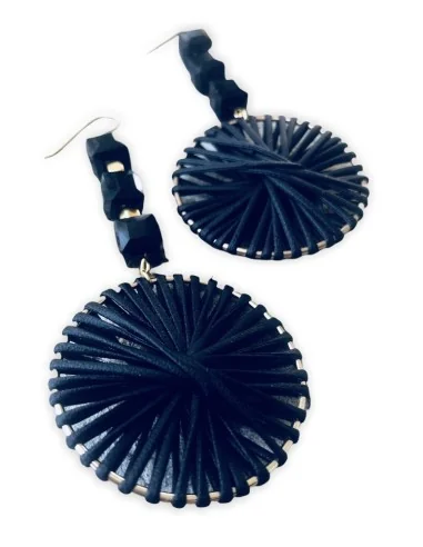 Κόσμημα σκουλαρίκια με κυκλικό μαύρο στοιχείο με δέρμα, μαύρα κρύσταλλα και επίχρυσους κύβους Achinos