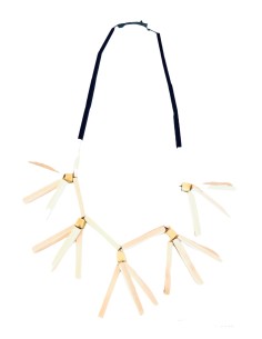 Χειροποίητο γυναικείο κολιέ από ξύλο σε λευκό και μαύρο Antilles 2