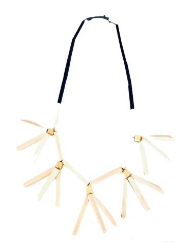 Χειροποίητο γυναικείο κολιέ από ξύλο σε λευκό και μαύρο Antilles