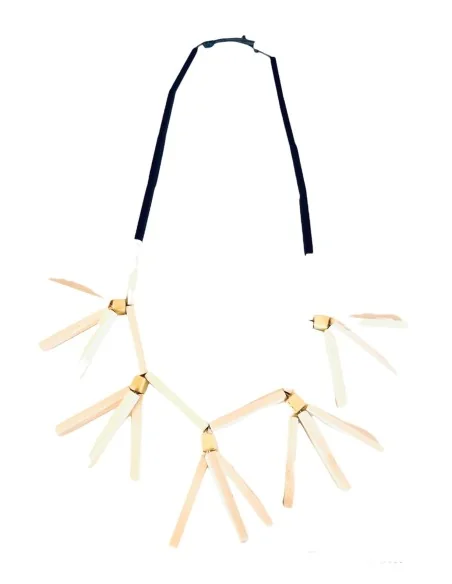 Χειροποίητο γυναικείο κολιέ από ξύλο σε λευκό και μαύρο Antilles