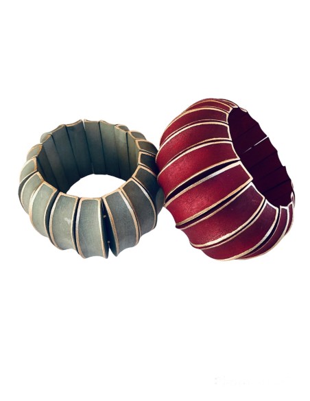 Χειροποίητο βραχιόλι από ξύλο σε αποχρώσεις του κόκκινου και του πράσινου με χρυσές λεπτομέρειες ζωγραφισμένες στο χέρι Augusta Χειροποίητο βραχιόλι από ξύλο σε αποχρώσεις του κόκκινου και του πράσινου με χρυσές λεπτομέρειες ζωγραφισμένες στο χέρι Augusta