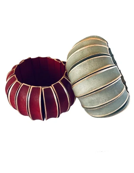 Χειροποίητο βραχιόλι από ξύλο σε αποχρώσεις του κόκκινου και του πράσινου με χρυσές λεπτομέρειες ζωγραφισμένες στο χέρι Augusta