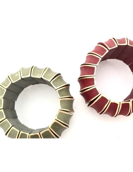 Χειροποίητο βραχιόλι από ξύλο σε αποχρώσεις του κόκκινου και του πράσινου με χρυσές λεπτομέρειες ζωγραφισμένες στο χέρι Augusta