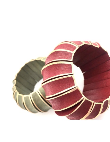 Χειροποίητο βραχιόλι από ξύλο σε αποχρώσεις του κόκκινου και του πράσινου με χρυσές λεπτομέρειες ζωγραφισμένες στο χέρι Augusta Χειροποίητο βραχιόλι από ξύλο σε αποχρώσεις του κόκκινου και του πράσινου με χρυσές λεπτομέρειες ζωγραφισμένες στο χέρι Augusta