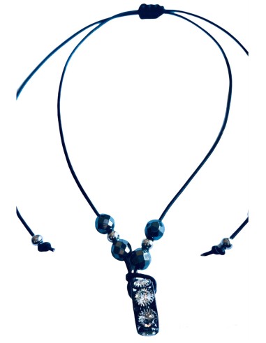 Χειροποίητο γυναικείο κολιέ με κεντρικό στοιχείο ρόδα σε μαύρο με λευκά ζιργκόν Lora Χειροποίητο γυναικείο κολιέ με κεντρικό στοιχείο ρόδα σε μαύρο με λευκά ζιργκόν Lora