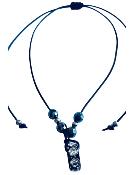 Χειροποίητο γυναικείο κολιέ με κεντρικό στοιχείο ρόδα σε μαύρο με λευκά ζιργκόν Lora Χειροποίητο γυναικείο κολιέ με κεντρικό στοιχείο ρόδα σε μαύρο με λευκά ζιργκόν Lora