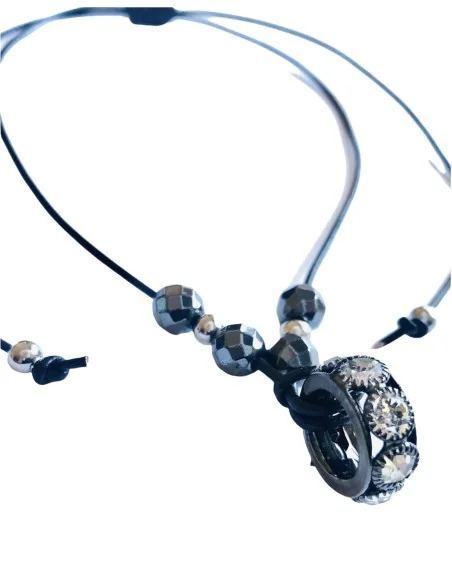 Χειροποίητο γυναικείο κολιέ με κεντρικό στοιχείο ρόδα σε μαύρο με λευκά ζιργκόν Lora