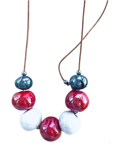 Χειροποίητο γυναικείο κολιέ με κεραμικά στοιχεία σε σχήμα μπίλιας σε λευκό, κόκκινο και μεταλλικό γκρι Fira