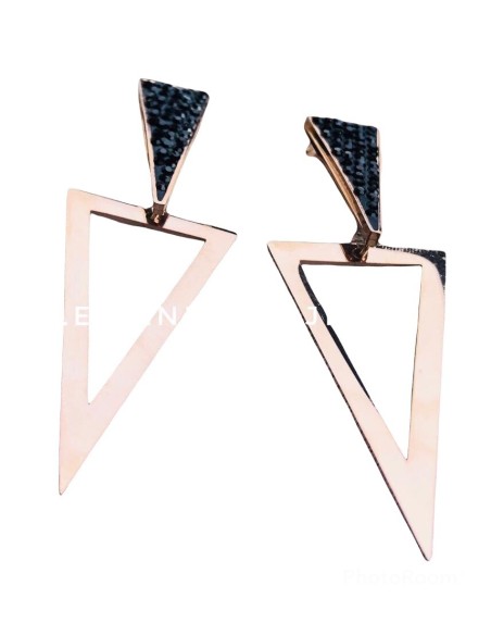 Γεωμετρικά σκουλαρίκια από ατσάλι με διάτρητο τρίγωνο επίχρυσο στοιχείο σε ροζ χρυσό και μαύρο τρίγωνο ανάγλυφο στοιχείο Alkmini