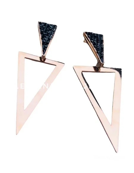 Γεωμετρικά σκουλαρίκια από ατσάλι με διάτρητο τρίγωνο επίχρυσο στοιχείο σε ροζ χρυσό και μαύρο τρίγωνο ανάγλυφο στοιχείο Alkmini