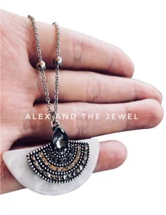 Χειροποίητο γυναικείο κολιέ με κρεμαστό στοιχείο από φίλντισι σε λευκό Egypt