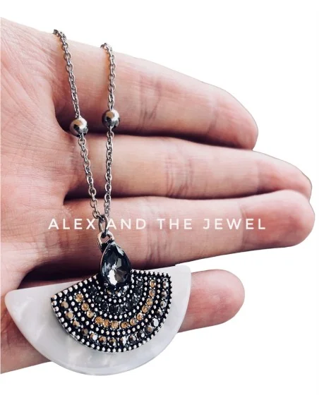 Χειροποίητο γυναικείο κολιέ με κρεμαστό στοιχείο από φίλντισι σε λευκό Egypt