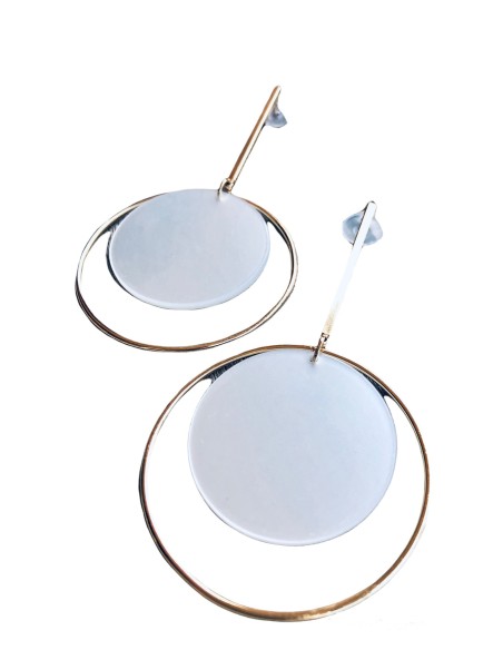 Σκουλαρίκια με στοιχείο κύκλο από λευκό plexiglass και μεταλλικά στοιχείο σε χρυσό χρώμα Eternity