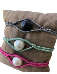 Χειροποίητο γυναικείο βραχιόλι μάτι μακραμέ σε γκρι, φούξια ή φυστικί με μεγάλη κεντρική πέρλα Adine