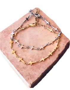 Χειροποίητο γυναικείο βραχιόλι από ατσάλι με μικρά σταυρουδάκια σε ασημί ή χρυσό και αυξομείωση στο τελείωμα Faith