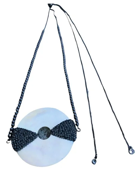 Χειροποίητο γυναικείο κολιέ με κεντρικό στρογγυλό στοιχείο από φίλντισι και πέτρες Μαρκασίτη σε αλυσίδα με μπίλιες Frini