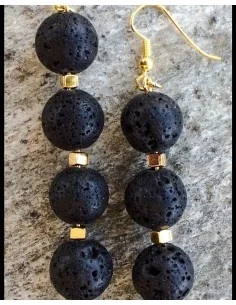 Κόσμημα σκουλαρίκια με ορυκτή λάβα και επίχρυσους ορειχάλκινους κύβους και γάντζους από ασήμι 925 επιχρυσωμένο Lava Love