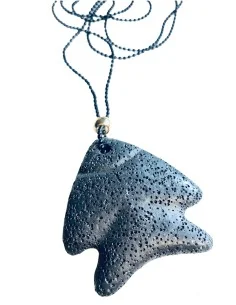 Κρεμαστό στοιχείο ψαράκι από ορυκτή λάβα, δεμένο σε μαύρη militaire αλυσίδα και επίχρυση διακοσμητική μπίλια Lava fish