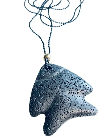 Κρεμαστό στοιχείο ψαράκι από ορυκτή λάβα, δεμένο σε μαύρη militaire αλυσίδα και επίχρυση διακοσμητική μπίλια Lava fish