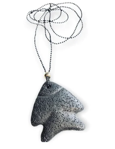 Κρεμαστό στοιχείο ψαράκι από ορυκτή λάβα, δεμένο σε μαύρη militaire αλυσίδα και επίχρυση διακοσμητική μπίλια Lava fish