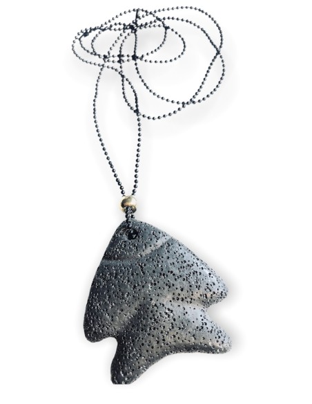 Κρεμαστό στοιχείο ψαράκι από ορυκτή λάβα, δεμένο σε μαύρη militaire αλυσίδα και επίχρυση διακοσμητική μπίλια  Lava fish