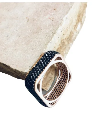 Χειροποίητο γυναικείο δαχτυλίδι από ασήμι 925 με μαύρα ζιργκόν Dion Χειροποίητο γυναικείο δαχτυλίδι από ασήμι 925 με μαύρα ζιργκόν Dion