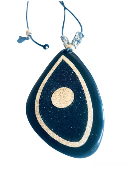 Χειροποίητο κόσμημα κολιέ με στοιχείο μάτι σε τριγωνικό ακανόνιστο σχήμα σε μαύρο και χρυσό γκλίτερ σε κορδόνι Noir