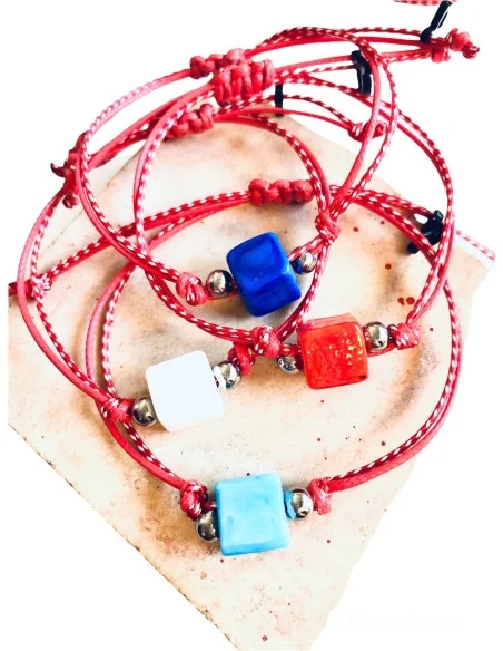 Χειροποίητο βραχιόλι μαρτάκι με κύβο από σμάλτο σε 4 αποχρώσεις σε δίχρωμο κορδόνι Cube Χειροποίητο βραχιόλι μαρτάκι με κύβο από σμάλτο σε 4 αποχρώσεις σε δίχρωμο κορδόνι Cube