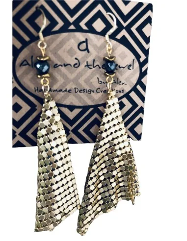 Χειροποίητα γυναικεία σκουλαρίκια από πλέγμα σε χρυσό χρώμα, δεμένο με ημιπολύτιμες πέτρες αιματίτη σε ανθρακί και χρυσό χρώμα