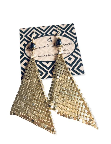 Χειροποίητα γυναικεία σκουλαρίκια από πλέγμα σε χρυσό χρώμα, δεμένο με ημιπολύτιμες πέτρες αιματίτη σε ανθρακί και χρυσό χρώμα