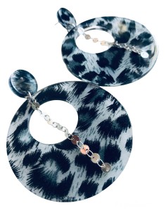 Γυναικεία χειροποίητα σκουλαρίκια από πλεξιγκλάς σε γκρι μαύρη απόχρωση ταρταρούγας ατσάλινη αλυσίδα και κούμπωμα καρφί Aster