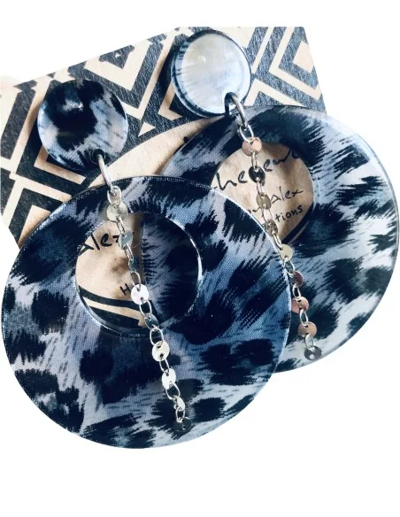 Γυναικεία χειροποίητα σκουλαρίκια από πλεξιγκλάς σε γκρι μαύρη απόχρωση ταρταρούγας ατσάλινη αλυσίδα και κούμπωμα καρφί Aster Γυναικεία χειροποίητα σκουλαρίκια από πλεξιγκλάς σε γκρι μαύρη απόχρωση ταρταρούγας ατσάλινη αλυσίδα και κούμπωμα καρφί Aster