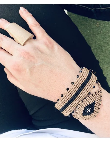 Χειροποίητο βραχιόλι μάτι σε μπεζ και μαύρο σε πλέξη μακραμέ Eyes