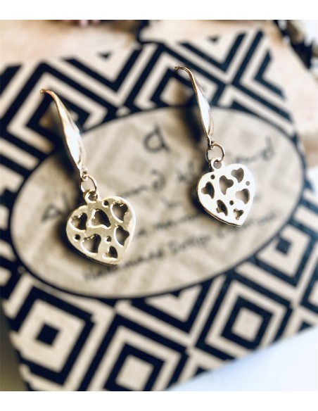 Χειροποίητα γυναικεία σκουλαρίκια με διάτρητο στοιχείο καρδιά σε ιδιαίτερο γάντζο από ατσάλι επιχρυσωμένο My little heart
