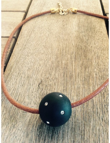 Χειροποίητο κόσμημα κολιέ με στοιχείο μπάλα από plexiglass με κρύσταλλα Swarovski σε κορδόνι από φυσικό δέρμα Polaris