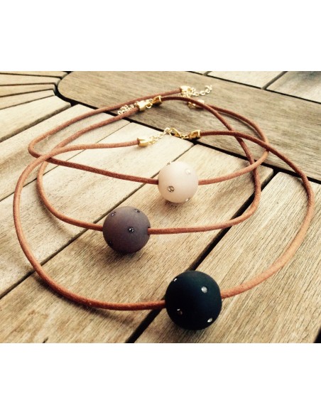 Χειροποίητο κόσμημα κολιέ με στοιχείο μπάλα από plexiglass με κρύσταλλα Swarovski σε κορδόνι από φυσικό δέρμα Polaris