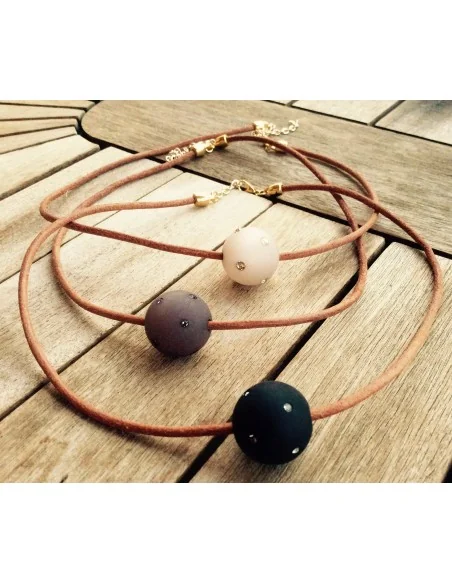 Χειροποίητο κόσμημα κολιέ με στοιχείο μπάλα από plexiglass με κρύσταλλα Swarovski σε κορδόνι από φυσικό δέρμα Polaris