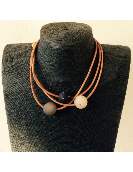 Χειροποίητο κόσμημα κολιέ με στοιχείο μπάλα από plexiglass με κρύσταλλα Swarovski σε κορδόνι από φυσικό δέρμα Polaris