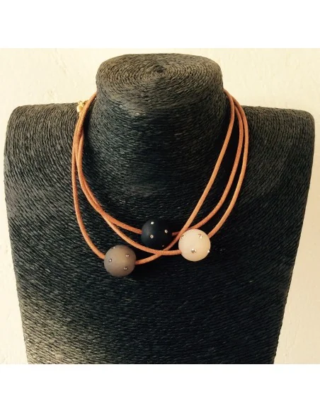 Χειροποίητο κόσμημα κολιέ με στοιχείο μπάλα από plexiglass με κρύσταλλα Swarovski σε κορδόνι από φυσικό δέρμα Polaris