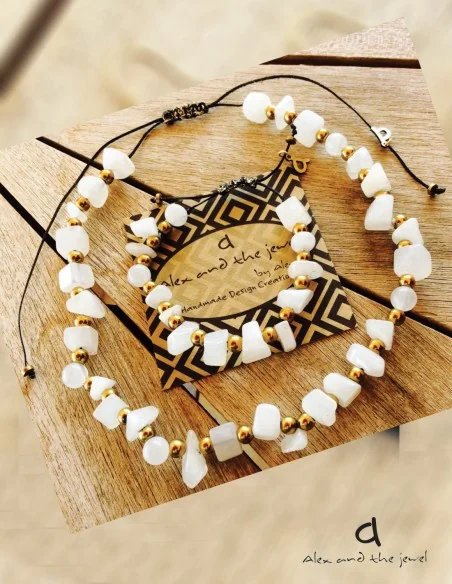 Χειροποίητο γυναικείο κολιέ με λευκές ημιπολύτιμες πέτρες και πέτρες Αιματίτη σε χρυσό