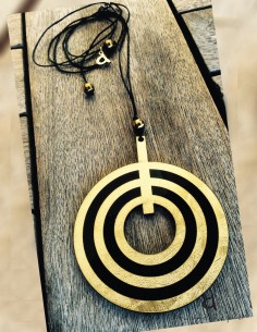 Χειροποίητο γυναικείο κολιέ Round Pendant σε χρυσό και μαύρο 2