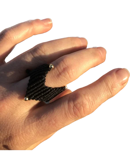 Χειροποίητο γυναικείο δαχτυλίδι μακραμέ σε μαύρο χρώμα με επίχρυσες μπίλιες Frini