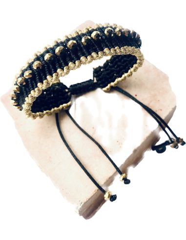 Χειροποίητο βραχιόλι μακραμέ σε μαύρο και χρυσό...