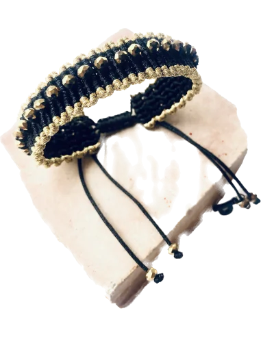 Χειροποίητο βραχιόλι μακραμέ σε μαύρο και χρυσό...