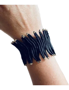 Χειροποίητο φαρδύ statement βραχιόλι σε μαύρη απόχρωση με ιδιαίτερη πλέξη και χρυσοκλωστή στις άκρες 2