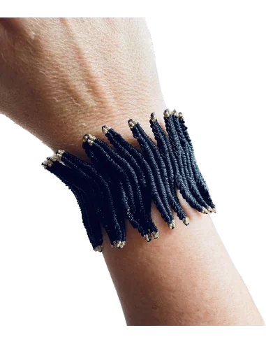 Χειροποίητο φαρδύ statement βραχιόλι σε μαύρη απόχρωση με ιδιαίτερη πλέξη και χρυσοκλωστή στις άκρες